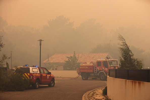 Les pompiers à Cazaux le 14 juillet 2022, dans une ville en cours d'évacuation après que le feu de forêt de La Teste-de-Buch s'est propagé près des habitations.  Photo de THIBAUD MORITZ/AFP via Getty Images.