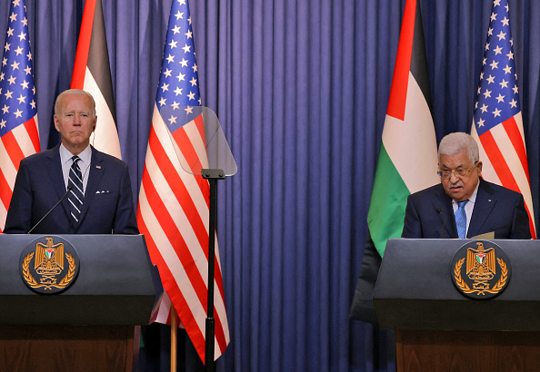 -Le président américain Joe Biden et le président palestinien Mahmud Abbas font des déclarations aux médias à Bethléem en Cisjordanie le 15 juillet 2022. Photo par AHMAD GHARABLI/AFP via Getty Images.