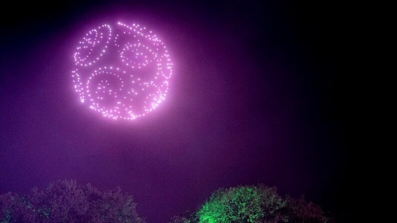 Un spectacle de lumière par drone dans le ciel nocturne (Photo par FRED TANNEAU/AFP via Getty Images)