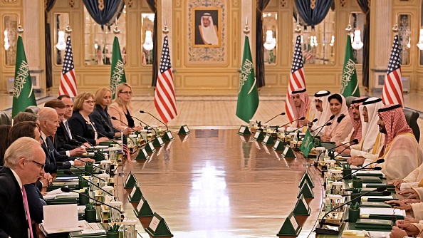 Le prince héritier d'Arabie saoudite Mohammed ben Salmane participe à une séance de travail avec le président américain Joe Biden au palais royal d'Al Salam dans la ville côtière saoudienne de Djeddah, le 15 juillet 2022. Photo de MANDEL NGAN/AFP via Getty Images.