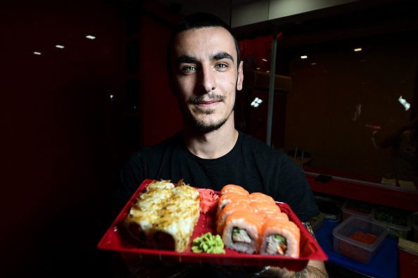Le chef de sushi ukrainien Igor Bezux, 23 ans, au restaurant Sushi Yakuza, centre de Kramatorsk, le 15 juillet 2022. Photo de MIGUEL MEDINA/AFP via Getty Images.
