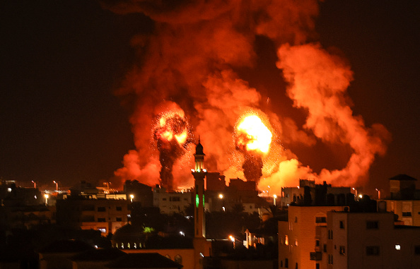 Des incendies sont observés à la suite d'une frappe aérienne israélienne dans la ville de Gaza le 16 juillet 2022. Photo de MAHMUD HAMS/AFP via Getty Images.