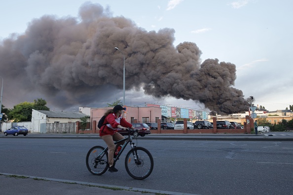 -Illustration- Nuage de fumée provenant d'un incendie en arrière-plan après une frappe de missile sur un entrepôt d'une société industrielle et commerciale à Odessa le 16 juillet 2022, Photo par OLEKSANDR GIMANOV/AFP via Getty Images.