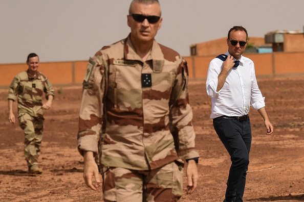 Le ministre français des Armées Sébastien Lecornu (à dr.) marche à côté du chef d'état-major des armées Thierry Burkhard à la base militaire de Ouallam au Niger, le 15 juillet 2022. (Photo BERTRAND GUAY/AFP via Getty Images)