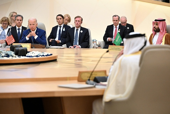 Le président américain Joe Biden et le prince héritier saoudien Mohammed ben Salmane assistent au Sommet sur la sécurité et le développement de Djeddah le 16 juillet 2022. Photo de MANDEL NGAN/AFP via Getty Images.