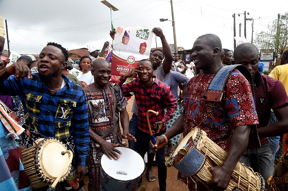 -Les partisans dansent au rythme des tambours pour célébrer la victoire du candidat du Parti démocratique populaire (PDP), Ademola Adeleke, sud-ouest du Nigéria, le 17 juillet 2022. Photo de PIE UTOMI EKPEI/AFP via Getty Images.