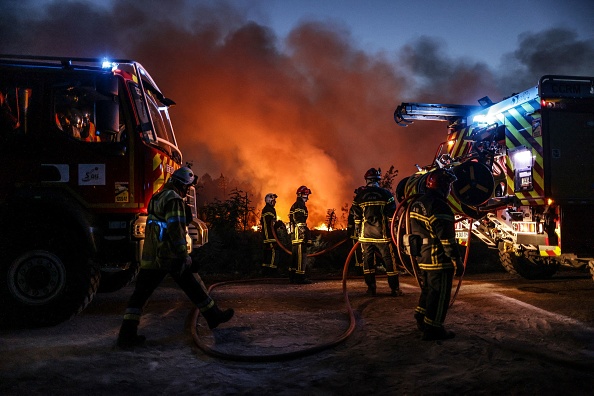 Des pompiers tentent de maîtriser un feu de forêt à Louchats, dans le sud-ouest de la France, le 17 juillet 2022. (THIBAUD MORITZ/AFP via Getty Images)