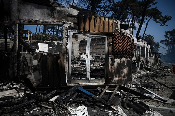 Une photo prise le 19 juillet 2022 montre les dégâts au camping "Les Flots Bleus", qui a été ravagé par un incendie de forêt à Pyla-sur-Mer en Gironde. 
 (Photo by PHILIPPE LOPEZ/AFP via Getty Images)