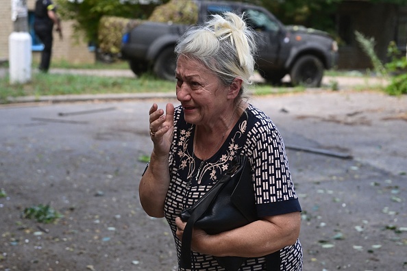 Une femme consternée après qu’une frappe aérienne a frappé la cour de résidences civiles dans le centre de Kramatorsk, dans l'est de l'Ukraine, le 19 juillet 2022. Photo de MIGUEL MEDINA/AFP via Getty Images.