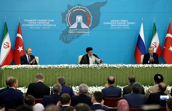 (De gauche à droite) Le président russe Vladimir Poutine, le président iranien Ebrahim Raisi et le président turc Recep Tayyip Erdogan tiennent une conférence de presse conjointe après leur sommet à Téhéran, le 19 juillet 2022. (Photo : ATTA KENARE/AFP via Getty Images)