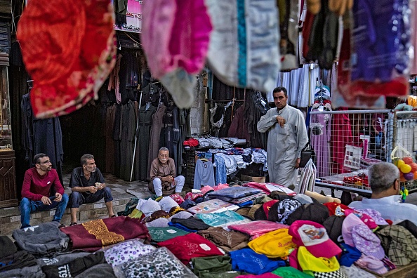 Des Syriens font leurs courses dans un marché de la ville de Manbij, dans le nord de la Syrie, située près de la frontière avec la Turquie, le 21 juillet 2022. Photo de DELIL SOULEIMAN/AFP via Getty Images.