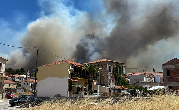 La fumée monte dans la partie sud de l'île grecque de Lesbos, la forêt brûle près des stations touristiques le 24 juillet 2022. Photo par ANTHI PAZIANOU/AFP via Getty Images.