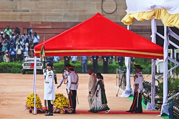 -Le président sortant indien Ram Nath Kovind et la nouvelle présidente Droupadi Murmu arrivent pour inspecter une garde d'honneur lors d'une cérémonie au palais présidentiel à New Delhi le 25 juillet 2022. Photo par MONEY SHARMA/AFP via Getty Images.