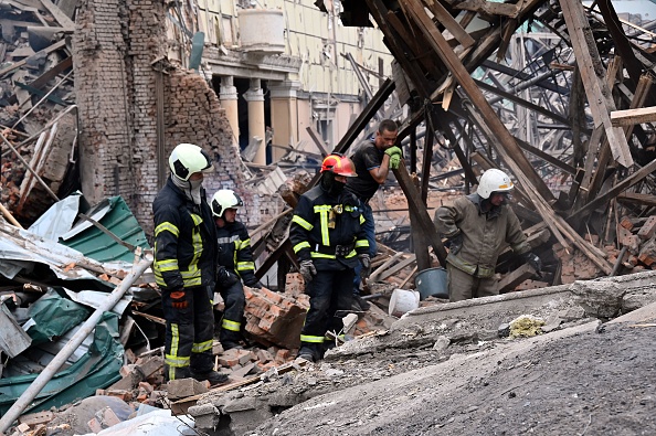 -Des équipes de secours fouillent les décombres de bâtiments détruits, dans la ville de Chuhuiv, le 25 juillet 2022. Photo de SERGEY BOBOK/AFP via Getty Images.