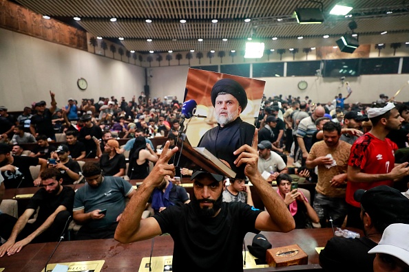-Les partisans de l'ecclésiastique irakien Moqtada Sadr se rassemblent à l'intérieur du parlement du pays dans la zone verte de haute sécurité de la capitale Bagdad, le 30 juillet 2022. Photo par AHMAD AL-RUBAYE/AFP via Getty Images.