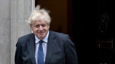 Les démissions continuent, Boris Johnson s’accroche au pouvoir