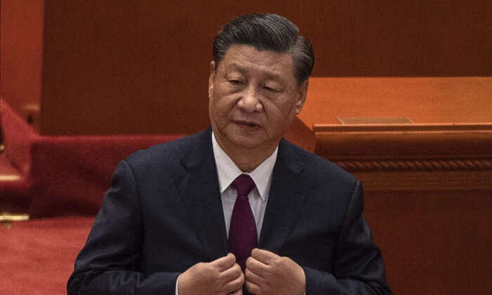 Le dirigeant chinois Xi Jinping lors de la cérémonie destinée à honorer les contributions aux Jeux olympiques et paralympiques d'hiver de Pékin 2022, à Pékin, le 8 avril 2022 (Kevin Frayer/Getty Images)