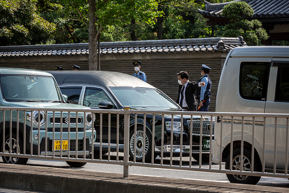  Le corps de l'ancien Premier ministre japonais Shinzo Abe arrive au temple Zojoji où sa veillée a lieu le 11 juillet 2022 à Tokyo, au Japon.  Photo de Yuichi Yamazaki/Getty Images.