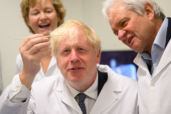 -Le Premier ministre est venu au Francis Crick Institute, le fleuron national de la recherche biomédicale le 11 juillet 2022 à Londres. Photo de Leon Neal/Getty Images.