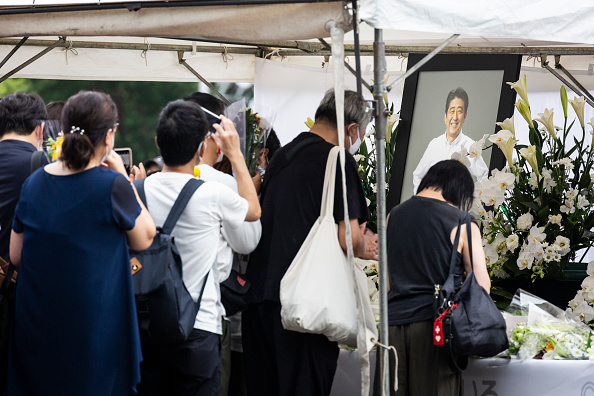 Les gens rendent hommage en assistant aux funérailles de l'ancien Premier ministre japonais Shinzo Abe au temple Zojoji le 12 juillet 2022 à Tokyo, au Japon. Abe. Photo de Yuichi Yamazaki/Getty Images.