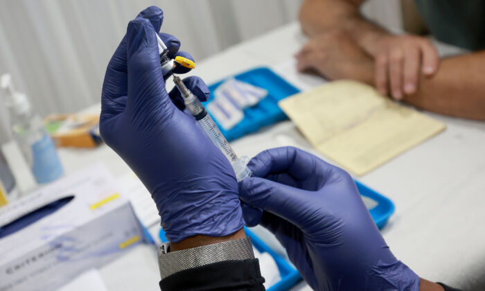Préparation d’un vaccin contre la variole du singe au centre communautaire américain Pride Center, à Wilton Manors, en Floride, le 12 juillet 2022. (Joe Raedle/Getty Images)