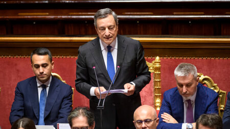 Italie: Draghi prêt à continuer, appelle sa coalition à serrer les rangs