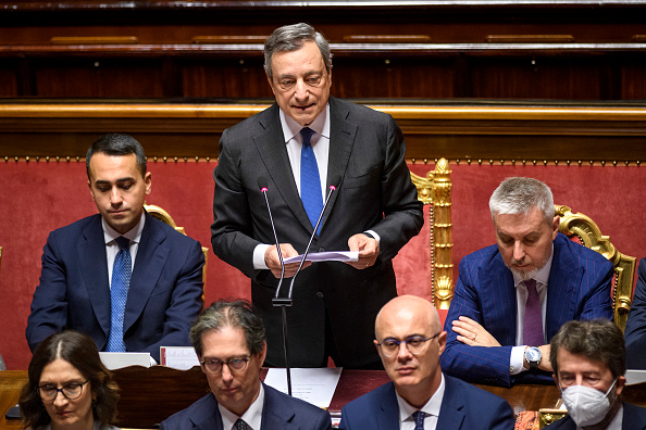 Le Premier ministre italien Mario Draghi prononce son discours devant le Sénat italien, le 20 juillet 2022 à Rome, Italie.  Photo par Antonio Masiello/Getty Images.