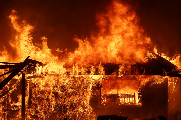 Une maison brûle alors, le feu de chêne se déplace dans la région le 23 juillet 2022 près de Mariposa, en Californie. Photo de Justin Sullivan/Getty Images.