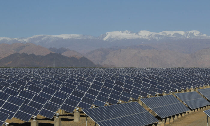Des panneaux solaires à Hami, dans la région du Xinjiang, au nord-ouest de la Chine, le 8 mai 2013 (STR/AFP via Getty Images)