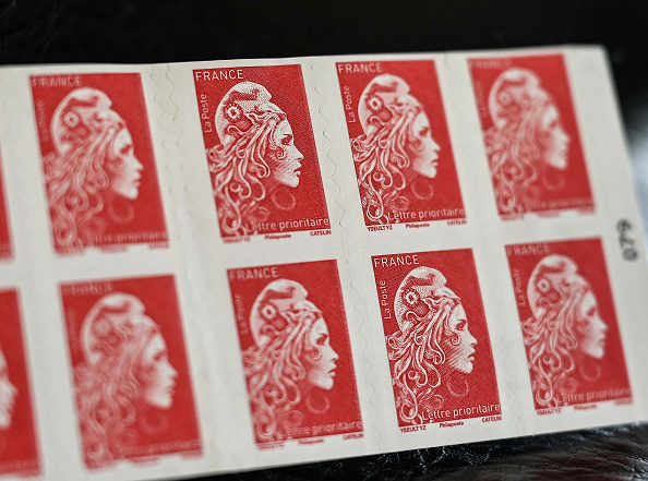 La Poste a annoncé le 21 juillet 2022 une refonte de son offre d'affranchissement au 1er janvier 2023, avec notamment la disparition du timbre rouge.
(Photo DENIS CHARLET/AFP via Getty Images)