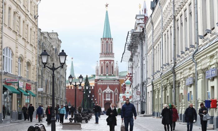 Des gens marchent dans une rue commerçante près des portes du Kremlin à Moscou, capitale de la Fédération de Russie. Nous vivons actuellement dans le cadre du concept russe de "vranyo" (tromperie), lorsque tout le monde sait qu'un mensonge est dit et sait que le menteur sait que tout le monde le sait. (Andreas Rentz/Getty Images)