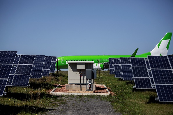 - L'Afrique du Sud obtient son premier aéroport à énergie solaire à George, avec une usine qui convertit l'énergie solaire en électricité à courant continu à l'aide de panneaux solaires. Photo GIANLUIGI GUERCIA/AFP via Getty Images.