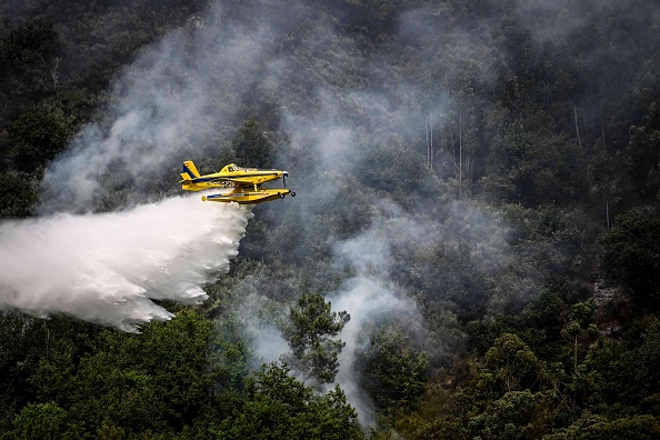 Un bombardier Air Tractor AT-802F Fire Boss largue de l'eau dans un incendie de forêt en juillet 2022. (Photo PATRICIA DE MELO MOREIRA/AFP via Getty Images)