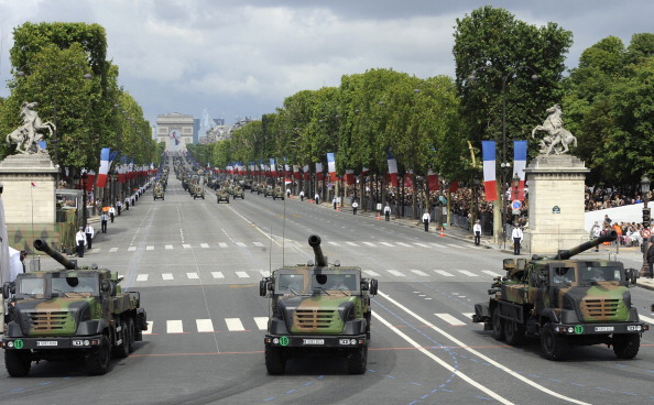 Des CAESAr (Camion Équipé d'un Système d'Artillerie) lors du défilé militaire annuel du 14 juillet sur les Champs-Élysées à Paris. (Photo  BERTRAND GUAY/AFP/GettyImages)