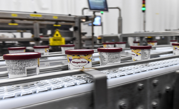 Des coupes de la marque américaine de crème glacée Haagen-Dazs, sur une ligne de production dans une usine de Tilloy-les-Mofflaines, dans le nord de la France.  (Photo : DENIS CHARLET/AFP via Getty Images)