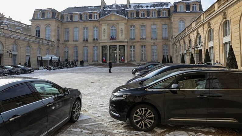 Les voitures des ministres à l'Élysée (Photo de LUDOVIC MARIN/AFP via Getty Images)