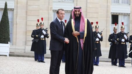 Macron reçoit le prince héritier saoudien, qui poursuit sa « réhabilitation » après l’affaire Khashoggi