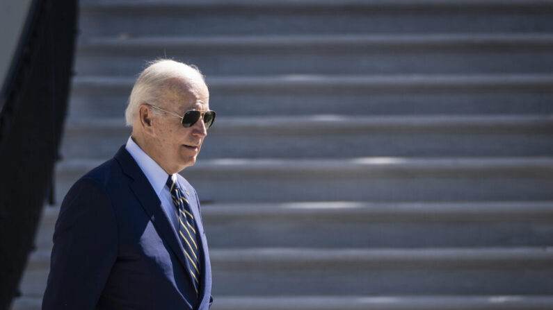  Joe Biden sort de la Maison Blanche et se dirige vers Marine One sur la pelouse sud, à Washington, D.C., le 11 mai 2022. (Drew Angerer/Getty Images)