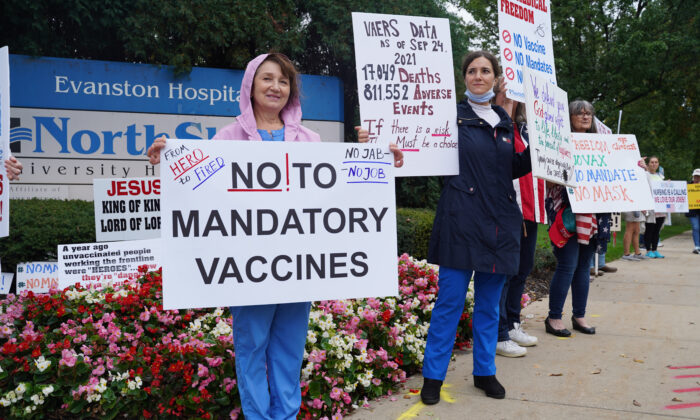 Travailleurs de la santé protestant contre la vaccination obligatoire du NorthShore University HealthSystem devant l'hôpital d'Evanston, dans l'Illinois, le 12 octobre 2021. (Cara Ding/Epoch Times)