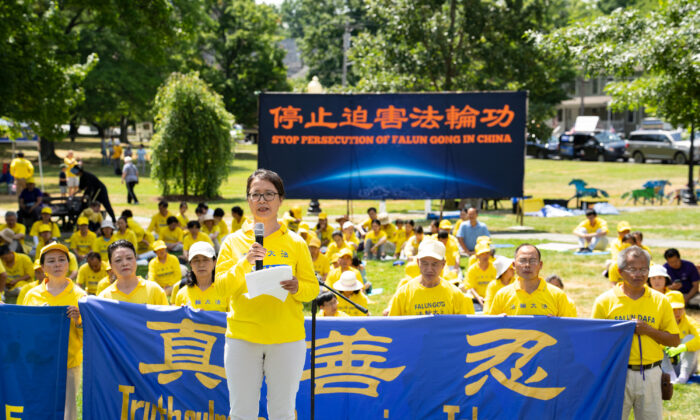 Mme Yuhua Zhang explique comment elle a été torturée en raison de sa foi en Chine, lors d'un rassemblement à Goshen, N.Y., le 17 juillet 2022. Les pratiquants de Falun Gong sont persécutés en Chine depuis près de 23 ans. (Larry Dye/Epoch Times)