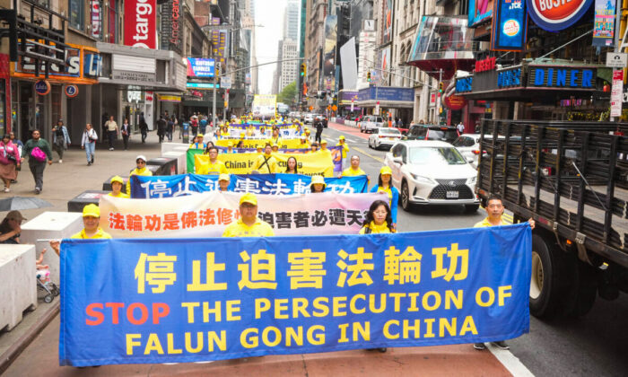 Défilé à l’occasion du 30e anniversaire du Falun Gong, à New York, le 13 mai 2022. (Larry Dye/Epoch Times)