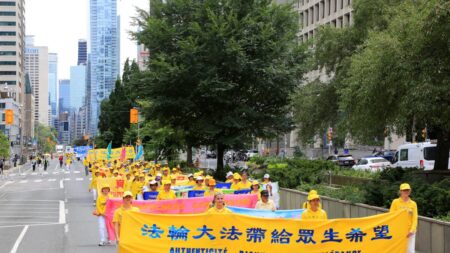Des pratiquants de Falun Gong demandent la fin de la persécution en Chine lors d’un grand défilé à Toronto