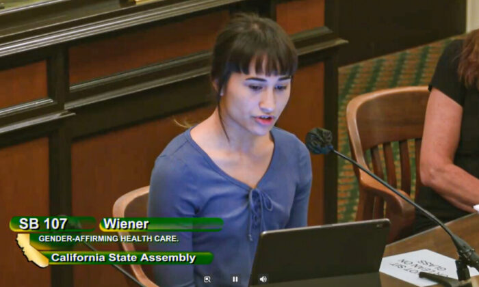 Chloe Cole lors d'une audition de la commission de l'Assemblée sur le projet de loi 107 du Sénat à Sacramento, le 28 juin 2022. (Capture d'écran)
