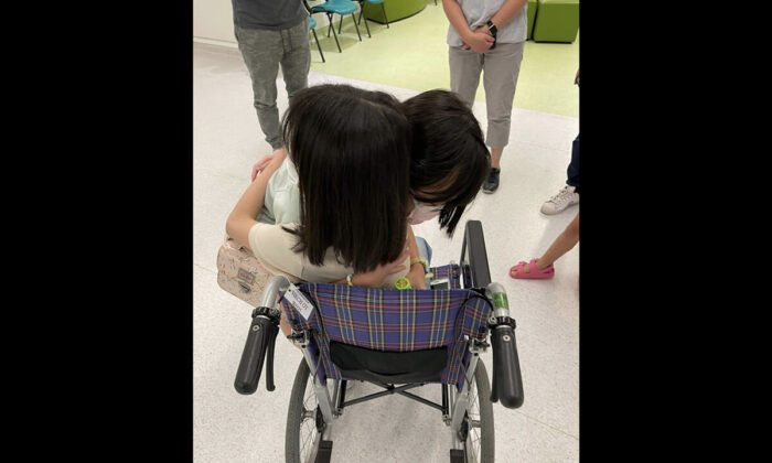 Une fillette de 11 ans de Hong Kong a été admise à l'hôpital pour des douleurs à la poitrine trois semaines après avoir reçu la deuxième dose du vaccin Pfizer-BioNTech. Après un mois d'hospitalisation, elle a finalement pu sortir de l'hôpital et rentrer chez elle le 8 juillet 2022. (Capture d'écran du compte Facebook de sa maman)