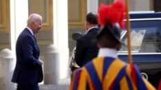 En tant que catholique, Biden devrait consulter un prêtre quant à «l’incohérence» de sa position sur l’avortement, affirme le pape François