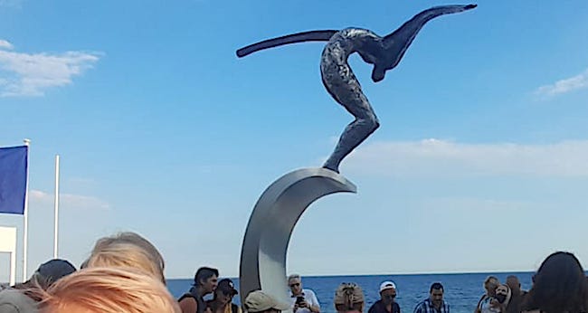 En hommage aux victimes de l'attentat du 14 juillet 2016 à Nice, "L'Ange de la Baie" réalisé par le sculpteur niçois Jean-Marie Fondacaro a été inauguré le 14 juillet 2022 sur la promenade des Anglais. (Photo : Jean-Marie Fondacaro)