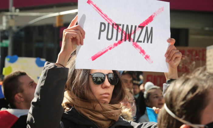 Des manifestants expriment leurs sentiments anti-Poutine à Times Square, le 26 février 2022. (Richard Moore/Epoch Times)