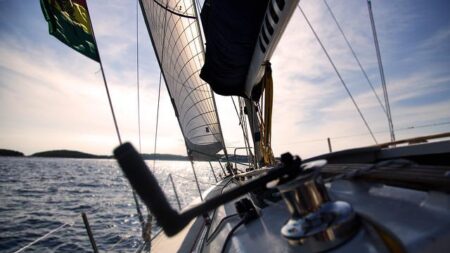 Un papy fait un malaise en mer, ses deux petits-enfants de dix ans mettent le voilier en sécurité et lancent le message qui permet aux secours d’intervenir