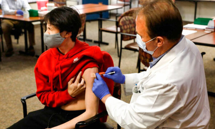 Un adolescent de 15 ans est vacciné contre le virus du PCC par Pfizer-BioNTech à Bloomfield Hills, Michigan, le 13 mai 2021. (Jeff Kowalsky/AFP via Getty Images)