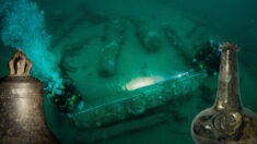 Des plongeurs découvrent l’épave du navire de guerre du XVIIe siècle qui transportait le roi Jacques II d’Angleterre, avec des canons, des bouteilles de vin et d’autres artefacts